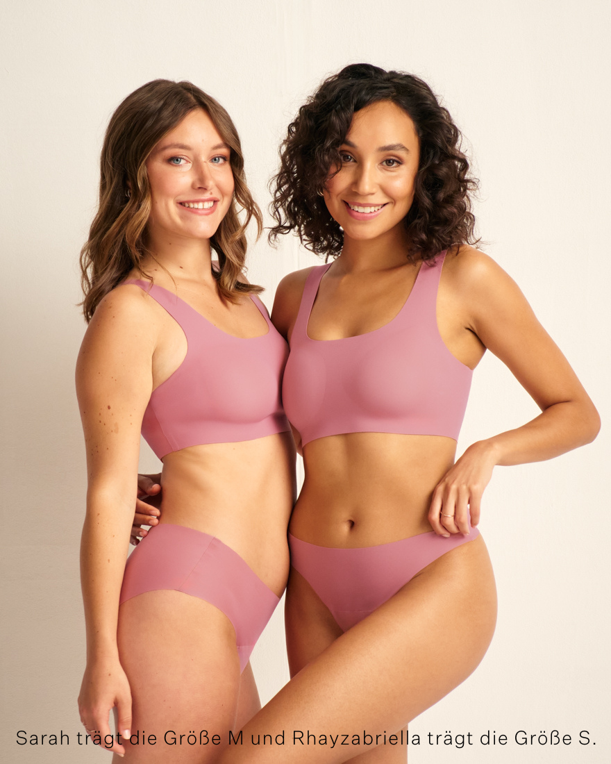 Modells tragen ooia BH Limited Edition in dusky pink mit nahtlosem Design
Frontal