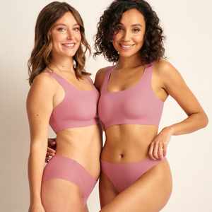Modells tragen ooia BH Limited Edition in dusky pink mit nahtlosem Design
Frontal