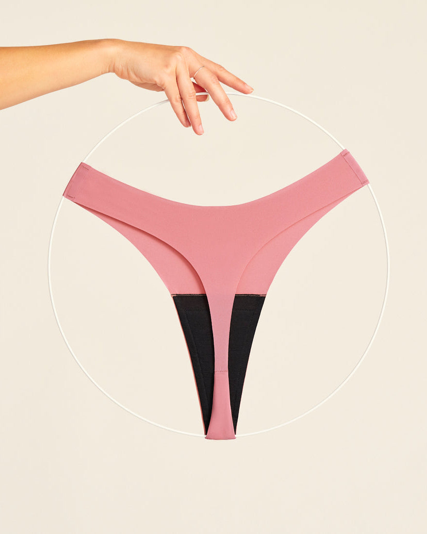 ooia Seamless String in Dusky Pink – nahtlose Periodenunterwäsche mit leichter Saugstärke. Freisteller.