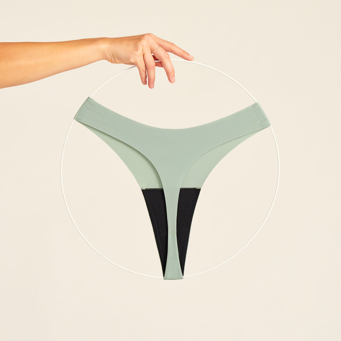 ooia Seamless String in Sage – nahtlose Periodenunterwäsche mit leichter Saugstärke. Freisteller.