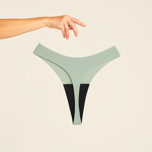 ooia Seamless String in Sage – nahtlose Periodenunterwäsche mit leichter Saugstärke. Freisteller.