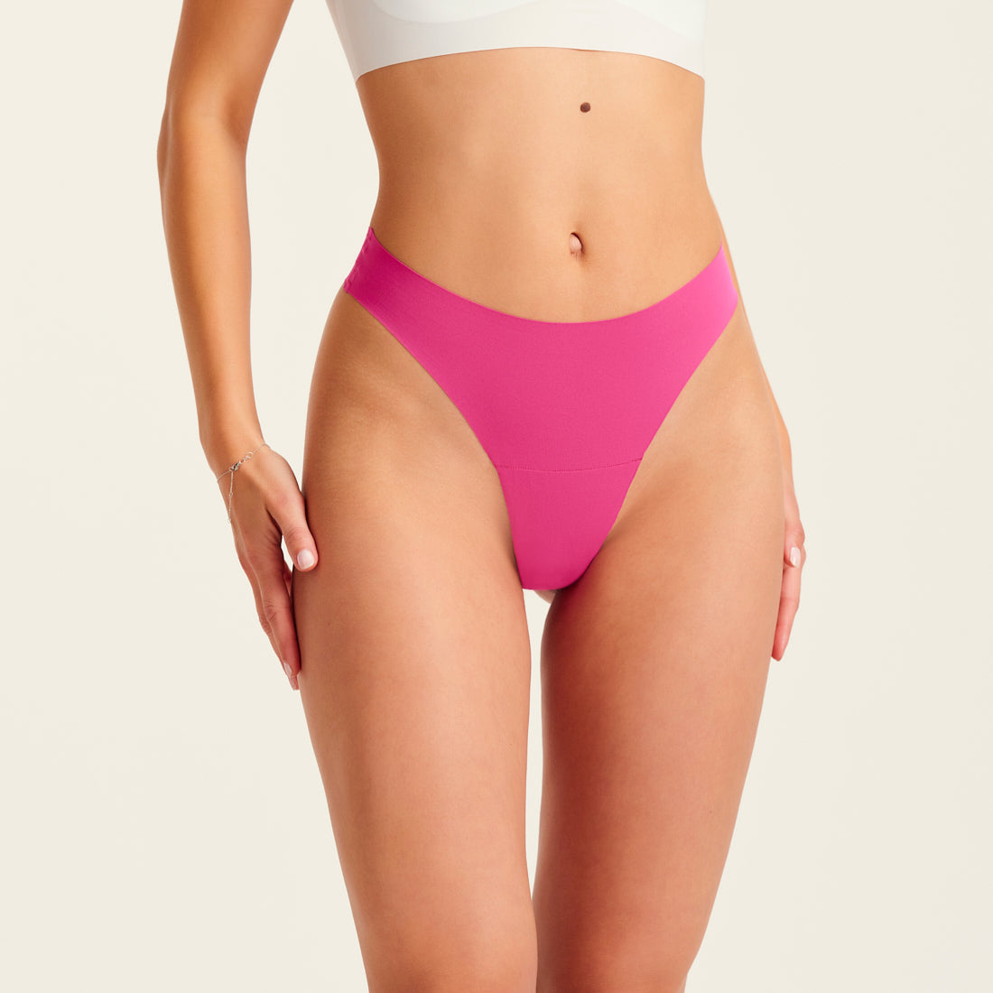 Modell trägt ooia Periodenunterwäsche String Seamless Sage – nahtloser String mit leichter Saugstärke