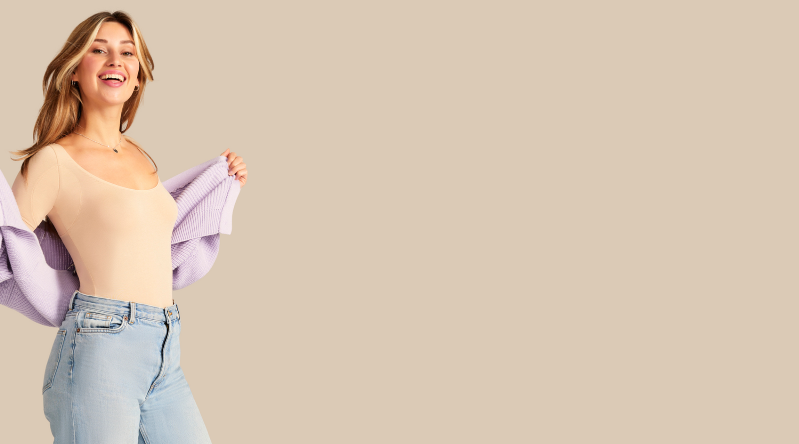 Model trägt das ooia Feel Dry top in beige unter Cardigan.