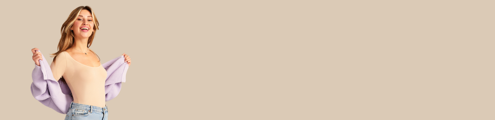 Model trägt das ooia Feel Dry top in beige unter Cardigan.