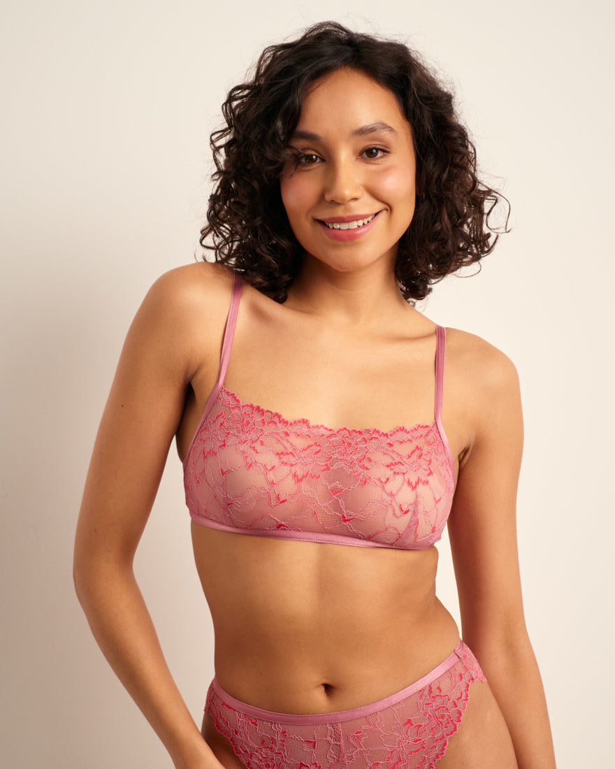Das Modell trägt einen ooia Bralette Soft Romance aus Spitze in rosa und rot.
frontal