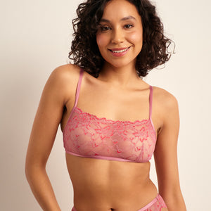 Das Modell trägt einen ooia Bralette Soft Romance aus Spitze in rosa und rot.
frontal