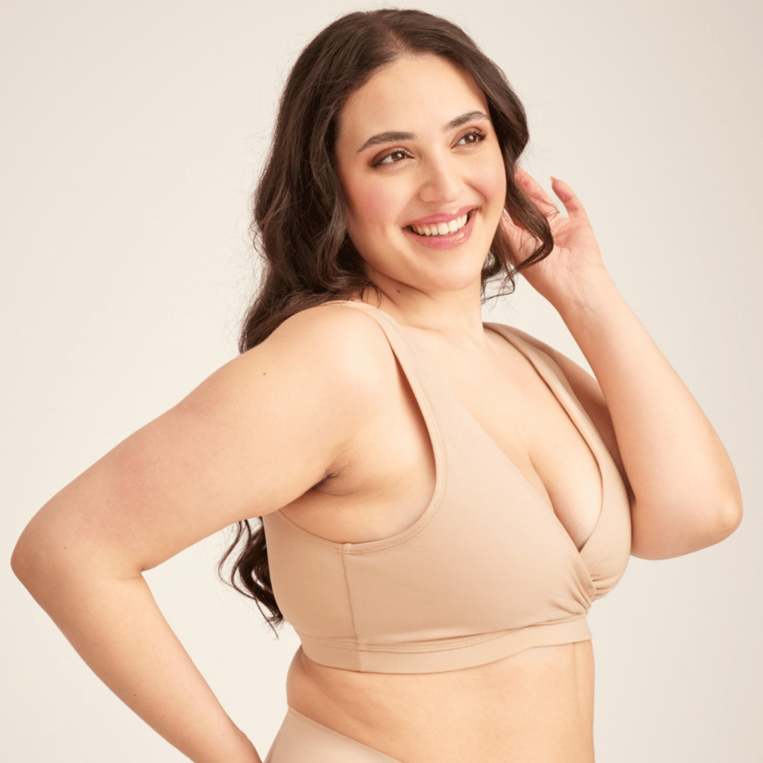 Model trägt Still-BH und nahtlose Periodenunterwäsche von ooia in der Farbe Beige