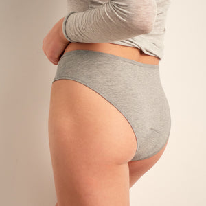 Modell trägt ooia Periodenunterwäsche Slip Comfy Cotton in grau aus Baumwolle.
Hinten