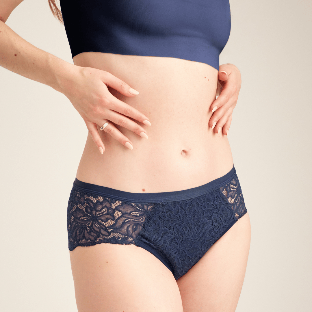 Ausschnitt eines Models, dass einen Lace Periodenslip von ooia in der Farbe Midnight trägt