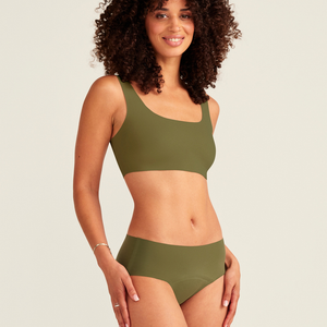 Modell trägt ooia Periodenunterwäsche Hipster Seamless Extra Strong in khaki.
Ganzkörper