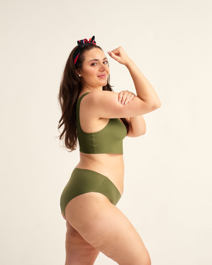 Model präsentiert in starker Pose ooia Periodenunterwäsche: Hipster Seamless Extra Strong khaki