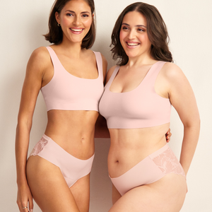 Zwei Models unterschiedlicher Konfektion tragen ooia Hipster Seamless Lace in Powder Rose – Periodenunterwäsche mit nahtloser Front und Spitze am Gesäß.