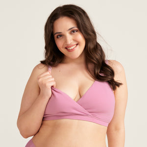 Modell trägt den ooia moms Still BH mit Pull-Down Funktion in mauve