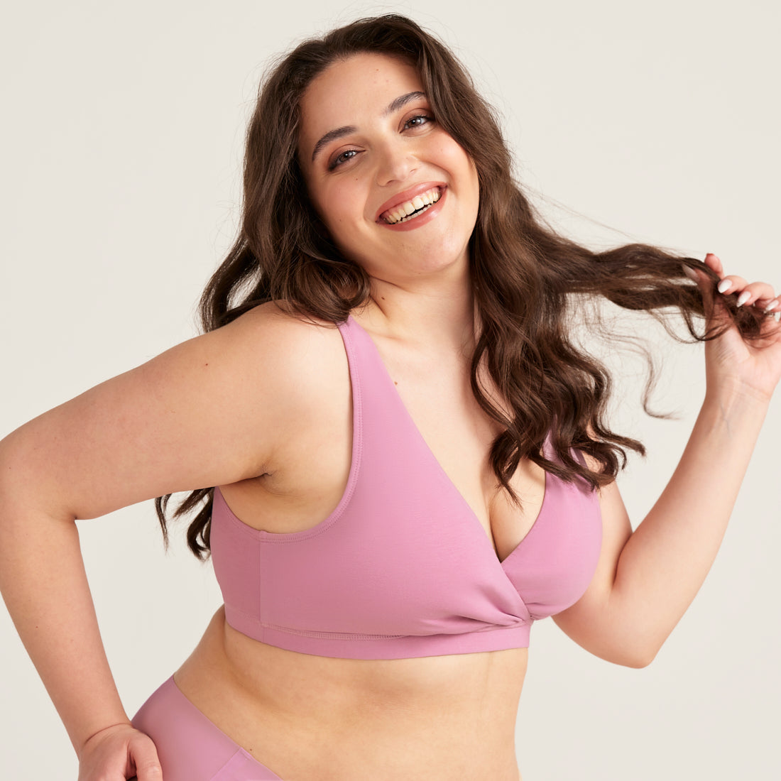 Modell trägt den ooia moms Still BH mit Pull-Down Funktion in mauve