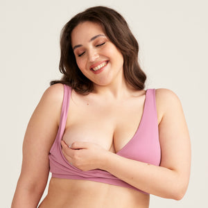 Modell trägt den ooia moms Still BH in mauve und zeigt die Pull-Down Funktion