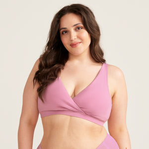 Modell trägt den ooia moms Still BH mit Pull-Down Funktion in mauve