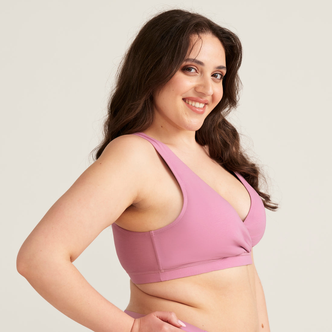 Modell trägt den ooia moms Still BH mit Pull-Down Funktion in mauve