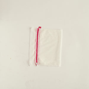 Ooia Washbag aus feinmaschigem Netzmaterial – ideal zum Waschen von Periodenunterwäsche in der Maschine. Einmal gefalten.