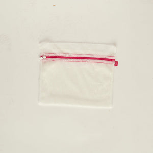 Ooia Washbag aus feinmaschigem Netzmaterial – ideal zum Waschen von Periodenunterwäsche in der Maschine. Einmal gefalten.