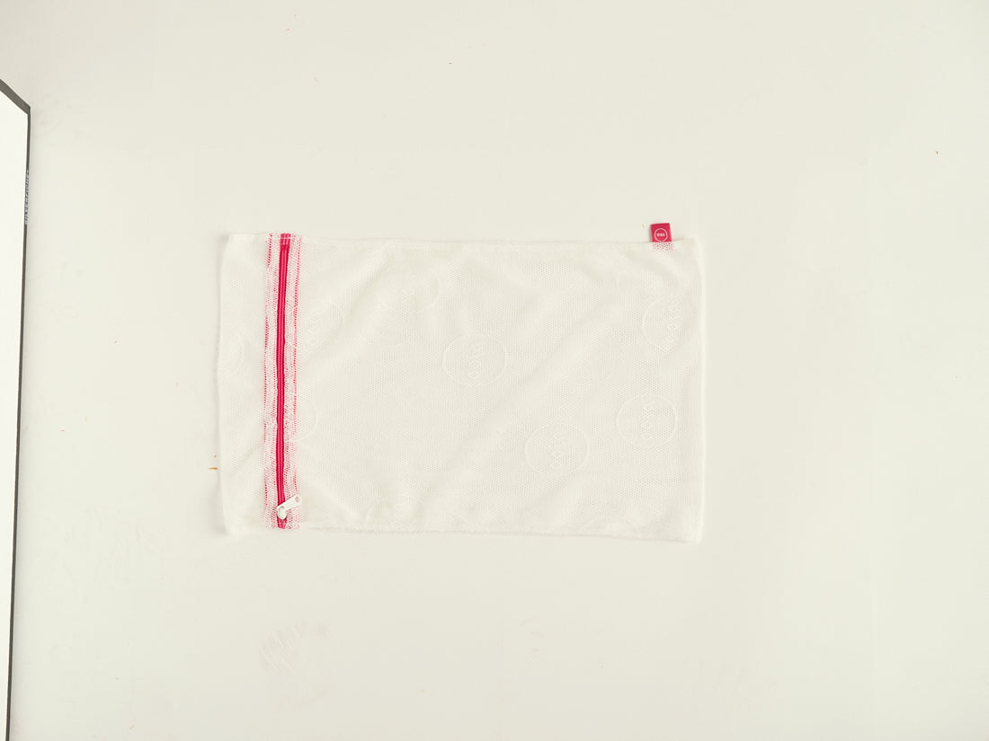 Ooia Washbag aus feinmaschigem Netzmaterial – ideal zum Waschen von Periodenunterwäsche in der Maschine.