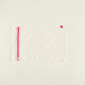 Ooia Washbag aus feinmaschigem Netzmaterial – ideal zum Waschen von Periodenunterwäsche in der Maschine.