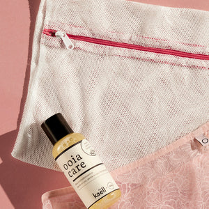 Ooia Washbag aus feinmaschigem Netzmaterial – ideal zum Waschen von Periodenunterwäsche in der Maschine. Mit ooia care Waschlotion und einer Periodenunterhose im Anschnitt.