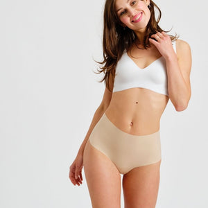 Modell trägt ooia everyday Highwaist Seamless in Beige – nahtlose Unterwäsche mit hohem Bund, die Slipeinlagen ersetzt