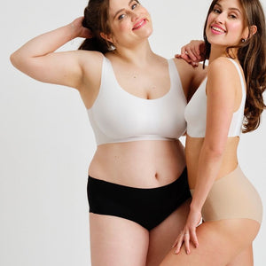 Zwei Models unterschiedlicher Konfektion tragen Modell ooia everyday Highwaist Seamless in Beige & Schwarz – nahtlose Unterwäsche mit hohem Bund, die Slipeinlagen ersetzt