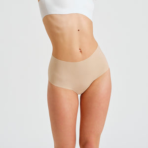 Modell trägt ooia everyday Highwaist Seamless in Beige – nahtlose Unterwäsche mit hohem Bund, die Slipeinlagen ersetzt
