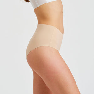 Modell trägt ooia everyday Highwaist Seamless in Beige – nahtlose Unterwäsche mit hohem Bund, die Slipeinlagen ersetzt