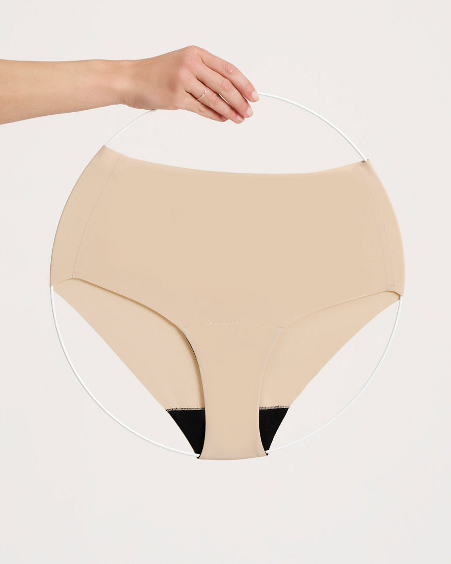 ooia everyday Highwaist Seamless in Beige – nahtlose Unterwäsche mit hohem Bund, die Slipeinlagen ersetzt. Freisteller