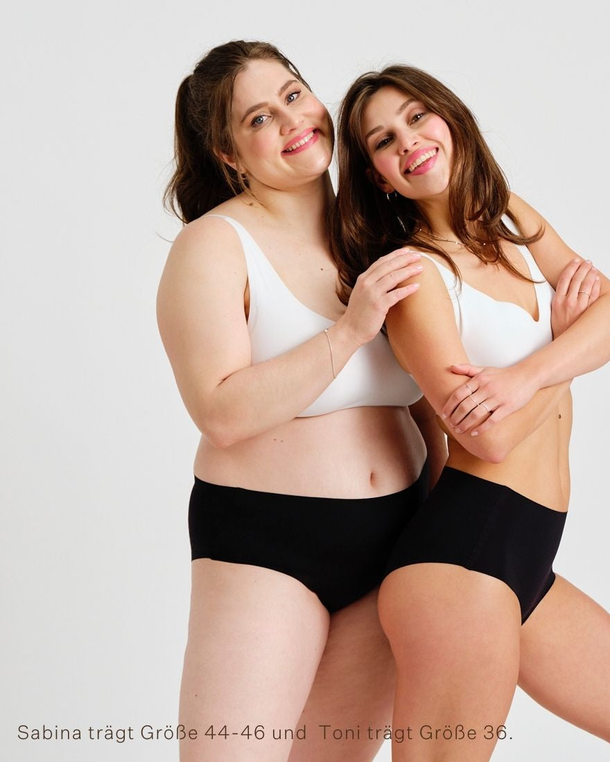 Zwei Models unterschiedlicher Konfektion tragen ooia everyday Highwaist Seamless in Schwarz – nahtlose Unterwäsche mit hohem Bund, die Slipeinlagen ersetzt
