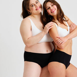 Zwei Models unterschiedlicher Konfektion tragen ooia everyday Highwaist Seamless in Schwarz – nahtlose Unterwäsche mit hohem Bund, die Slipeinlagen ersetzt