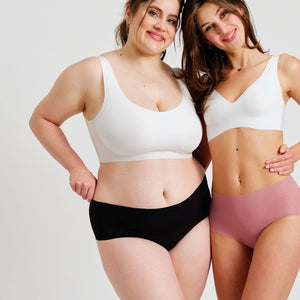 Zwei Models unterschiedlicher Konfektion tragen ooia everyday Highwaist Seamless in Dusky Pink & Schwarz – nahtlose Unterwäsche mit hohem Bund, die Slipeinlagen ersetzt.