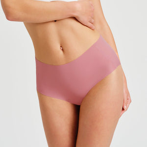 Modell trägt ooia everyday Highwaist Seamless in Dusky Pink – nahtlose Unterwäsche mit hohem Bund, die Slipeinlagen ersetzt.