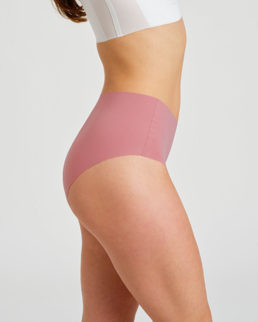 Modell trägt ooia everyday Highwaist Seamless in Dusky Pink – nahtlose Unterwäsche mit hohem Bund, die Slipeinlagen ersetzt.