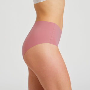 Modell trägt ooia everyday Highwaist Seamless in Dusky Pink – nahtlose Unterwäsche mit hohem Bund, die Slipeinlagen ersetzt.