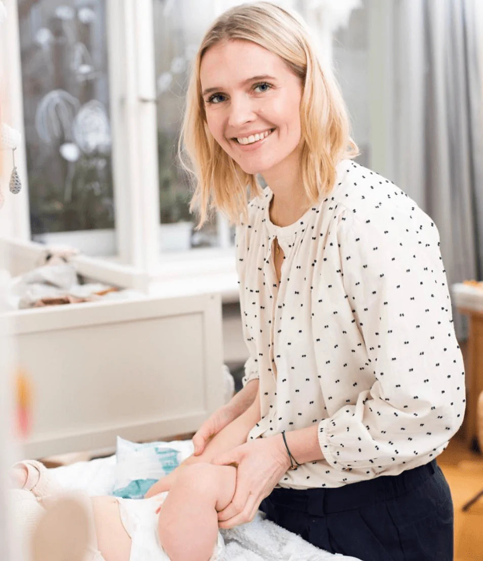 Hebamme Sissi Rasche wickelt ihr Baby