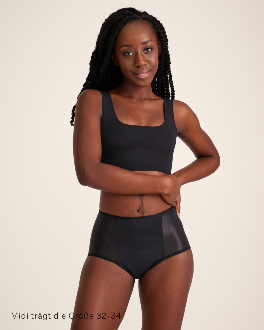 Modell trägt ooia Highwaist Extra Strong in Schwarz – Periodenunterwäsche mit hohem Bund und Glanzdetail.