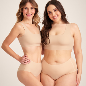 Zwei Models unterschiedlicher Konfektion tragen ooia Highwaist Seamless in Beige – nahtlose Periodenunterwäsche mit hohem Bund.