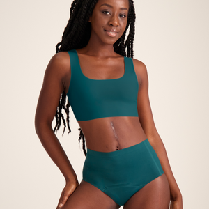 Modell trägt ooia Highwaist Seamless in Grün – nahtlose Periodenunterwäsche mit hohem Bund.
