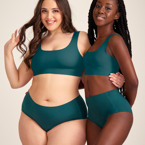 Zwei Models unterschiedlicher Konfektion tragen ooia Highwaist Seamless in Grün – nahtlose Periodenunterwäsche mit hohem Bund.