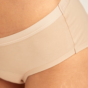 Modell trägt ooia Hipster in Beige – Periodenunterwäsche. Detailansicht.