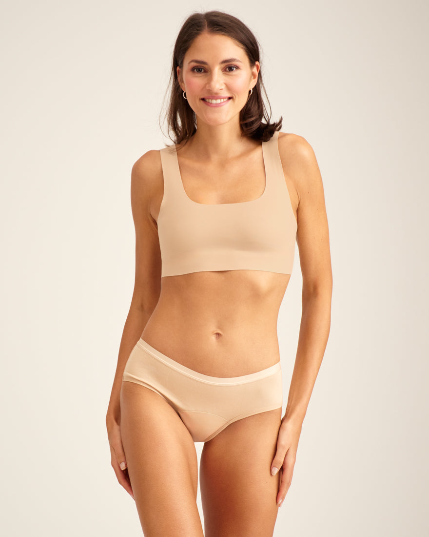 Modell trägt ooia Hipster in Beige – Periodenunterwäsche.