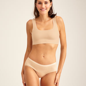 Modell trägt ooia Hipster in Beige – Periodenunterwäsche.