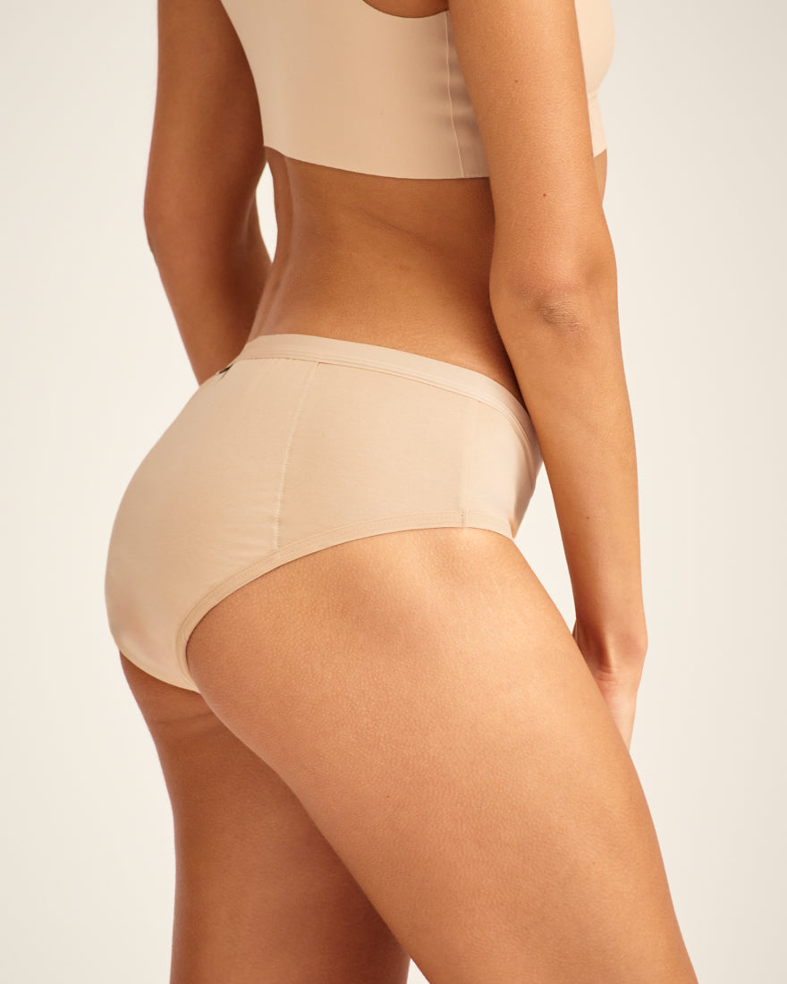 Modell trägt ooia Hipster in Beige – Periodenunterwäsche.