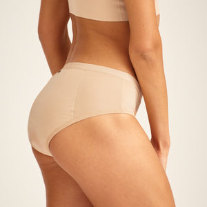 Modell trägt ooia Hipster in Beige – Periodenunterwäsche.