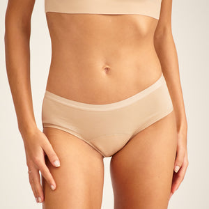 Modell trägt ooia Hipster in Beige – Periodenunterwäsche.
