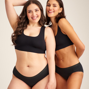 Zwei Models unterschiedlicher Konfektion tragen ooia Hipster in Schwarz – Periodenunterwäsche.