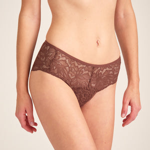 Modell trägt ooia Hipster Allover Lace in Braun – elegante Periodenunterwäsche mit durchgehender Spitze.